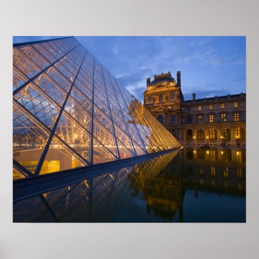 Poster France, Paris. Le Louvre au crépuscule. Crédit 3 (Devant)