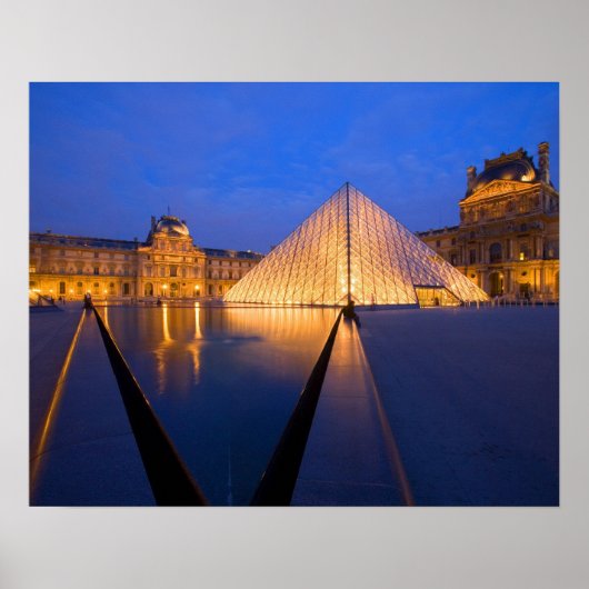 Poster France, Paris. Le musée du Louvre au crépuscule. (Devant)