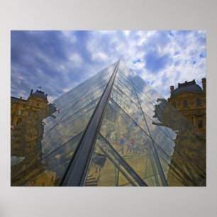 Poster France, Paris Nuages se reflètent sur le Louvre