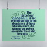 Poster Franklin D. Roosevelt Citation Inspirational Progr<br><div class="desc">Le test de nos progrès n'est pas de savoir si nous ajoutons à l'abondance de ceux qui ont beaucoup, c'est de savoir si nous fournissons suffisamment pour ceux qui ont peu. Cette citation poignante de Franklin D. Roosevelt, un éminent président démocrate, est écrite sur un arrière - plan vert menthe...</div>