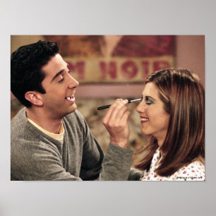 Poster FRIENDS™ Ross fait le maquillage de Rachel