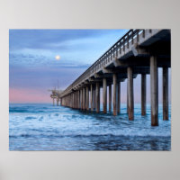 Full moon over pier, Californie