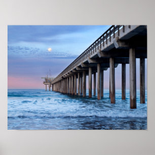 Poster Full moon over pier, Californie