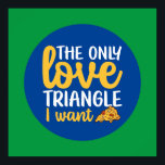 Poster Funny Pizza Pun Love Triangle Typographie de cuisi<br><div class="desc">Art de la typographie colorée avec des couleurs rétro et vibrantes. Des puns et des citations amusants sur la nourriture, la cuisine, la cuisson et la restauration. Décor parfait pour votre cuisine, diner, café, boulangerie ou restaurant. La couleur Arrière - plan (le cercle et le carré) est personnalisable via l'outil...</div>