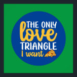 Poster Funny Pizza Pun Love Triangle Typographie de cuisi<br><div class="desc">Art de la typographie colorée avec des couleurs rétro et vibrantes. Des puns et des citations amusants sur la nourriture, la cuisine, la cuisson et la restauration. Décor parfait pour votre cuisine, diner, café, boulangerie ou restaurant. La couleur Arrière - plan (le cercle et le carré) est personnalisable via l'outil...</div>