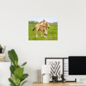 Poster Funny Wild Konik Horses Foals Playing Together - (Bureau à domicile)