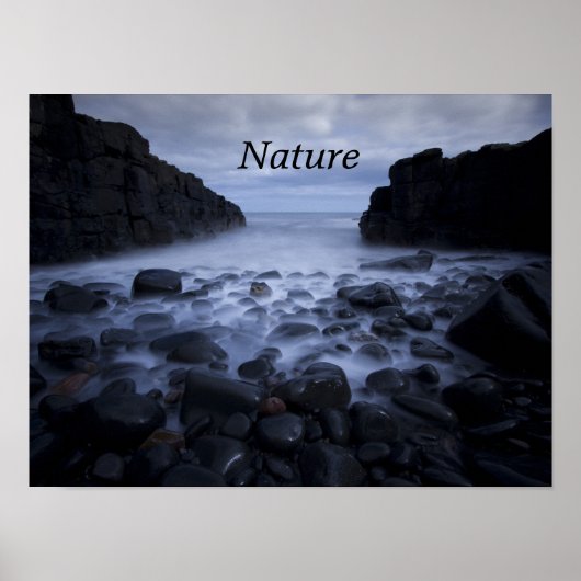 Poster Galets et rochers le long de l'océan Shoreline Pos (Devant)