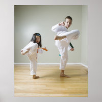 Garçon et fille (4-9) pratiquant Taekwondo coups d