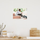 Poster Garçon lisant sur les marches en dehors de l'école (Cuisine)