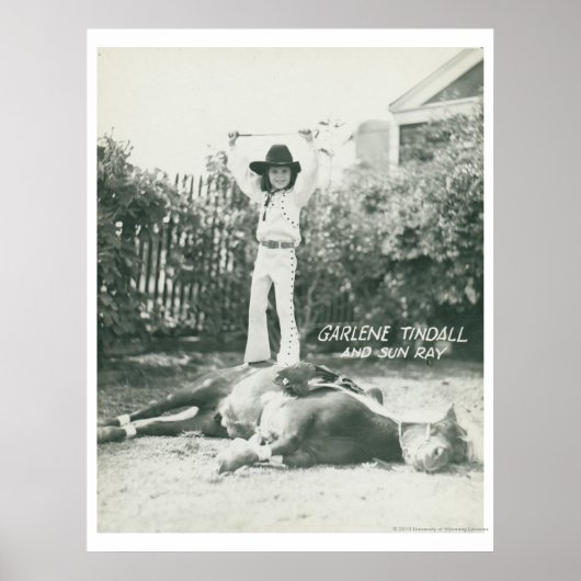Poster Garlene Tindall debout sur un cheval de ruse. (Devant)
