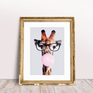Poster Girafe Portant des lunettes soufflant rose bulle g