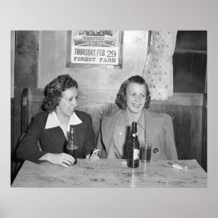 Poster Girls at the Bar, 1940. Photo vintage