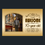 Poster Gold 70th Birthday Meilleur cadre photo personnali<br><div class="desc">Célébrez l'anniversaire marquant de votre personne âgée préférée avec ce cadeau classe qui leur rappelle à quel point ils sont fabuleux. Des lignes épurées et des tons bruns, or et crème composent ce cadre simple mais élégant qui peut être customisé avec votre photo préférée, les noms, les initiales ou d'autres...</div>