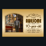 Poster Gold 90th Birthday Meilleur cadre photo personnali<br><div class="desc">Célébrez l'anniversaire marquant de votre personne âgée préférée avec ce cadeau classe qui leur rappelle à quel point ils sont fabuleux. Des lignes épurées et des tons bruns, or et crème composent ce cadre simple mais élégant qui peut être customisé avec votre photo préférée, les noms, les initiales ou d'autres...</div>