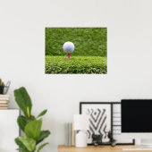 Poster Golf ball est sur le tee on green grass arrière - (Bureau à domicile)