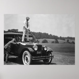 Poster Golfer Teeing Off sur le toit de voiture, noir et