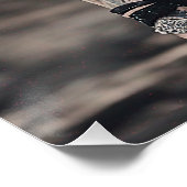 Poster Goth Girl posant devant le vieux pont (Coin)