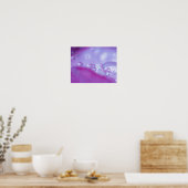 Poster Gouttes de rosée sur un pétale de fleur abstrait. (Cuisine)