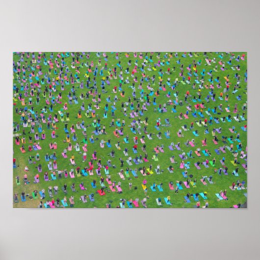 Poster - Grand groupe de personnes faisant du yoga (Devant)