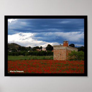 Poster Grange de campagne dans un champ de coquelicots