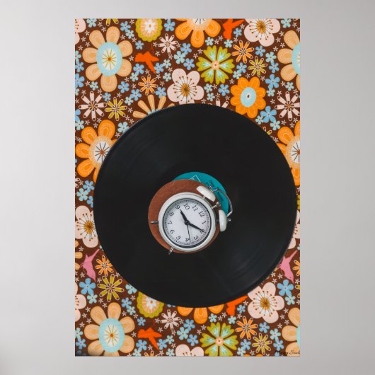 Poster Groovy Rhythm: Vinyl Record & Retro Alarm Clock Ar (Devant)