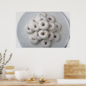 Poster Gros plan de beignets en poudre dans une assiette (Cuisine)