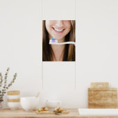 Poster Gros plan d'une jeune femme souriante tenant (Cuisine)