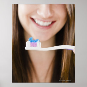 Poster Gros plan d'une jeune femme souriante tenant