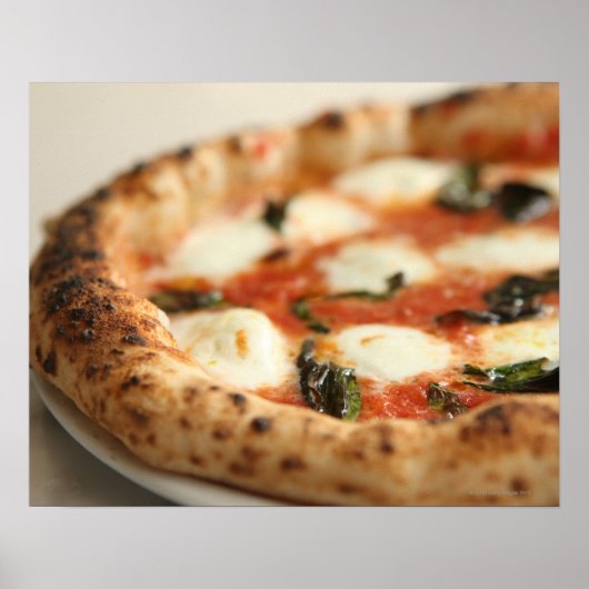 Poster Gros plan d'une pizza entière (Devant)