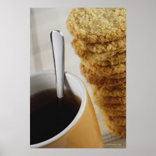 Poster Gros plan d'une tasse de café avec biscuits (Devant)