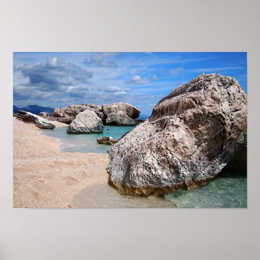 Poster Gros rochers sur la plage de Cala Mariolu en Sarda (Devant)