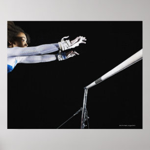 Poster Gymnaste (9-10) atteignant pour les barres inégale