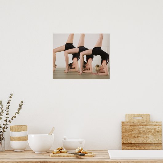 Poster Gymnaste posant à l'envers (Cuisine)