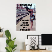 Poster HANG ON, FRIDAYS COMING! poster. (Bureau à domicile)