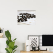 Poster Haricots de café éparpillés sur une vieille table  (Bureau à domicile)
