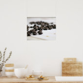 Poster Haricots de café éparpillés sur une vieille table  (Cuisine)