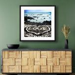 Poster Hawaii Black Sand Beach & Coral "Love" Heart Photo<br><div class="desc">"Love", détendez-vous et profitez de la beauté de cette plage de sable noir immaculée de Big Island en regardant cette affiche photo du littoral hawaïen. J'ai la chance d'avoir repéré ce coeur "d'amour" fait de rochers de corail, en marchant sur cette plage en fin d'après-midi. Vous pouvez facilement personnaliser cette...</div>