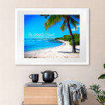 Poster Hawaii Tropical Palm Tree Sand Photo Sur Plage Tim<br><div class="desc">"A l'heure de la plage." Revenez à la mémoire de plages tropicales et paresseuses chaque fois que vous regardez cette affiche de vacances hawaiienne d'un palmier solitaire sur une plage de sable, croissant, avec ciel bleu turquoise et eau limpide. Idéal pour n'importe quelle chambre de votre maison ! Vous pouvez...</div>