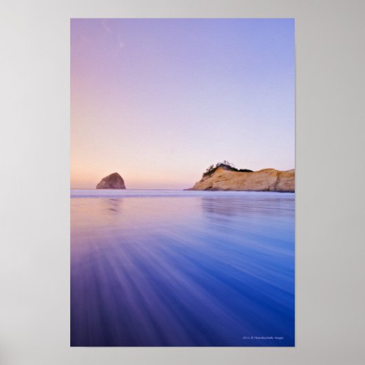 Poster Haystack Rock À L'Aube Blurred Blue Purple Waves (Devant)
