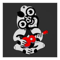 Hei Tiki jouant à l'ukulele rouge