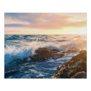 Poster Heure dorée Vagues de l'océan se brisant sur les r