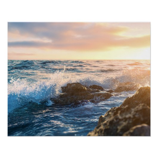 Poster Heure dorée Vagues de l'océan se brisant sur les r (Devant)