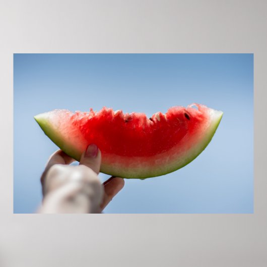 Poster Holding sliced watermelon (Devant)