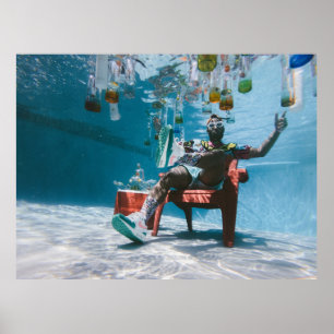 Poster Homme assis sur une chaise sous l'eau avec botte f