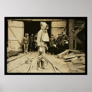 Poster Homme avec le casque de l'oxygène à une mine de