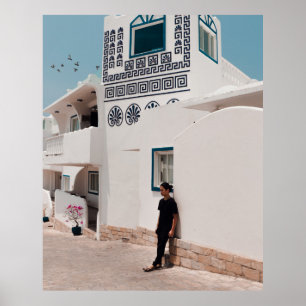 Poster Homme penché sur la maison en béton