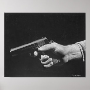 Poster Homme tenant un pistolet