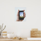 Poster Homme tenant un téléphone portable (Cuisine)