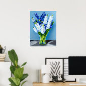 Poster Hyacinthes blancs dans un vase en verre sur bleu (Bureau à domicile)