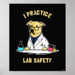 Poster I Exercice de la sécurité des laboratoires<br><div class="desc">"I Practice Lab Safety" est un dessin de chien conçu par bCreative qui montre un labrador doré dans un laboratoire ! Cela fait un grand cadeau pour la famille, les amis ou un régal pour vous-même! Ce graphisme amusant est un grand ajout au style de n'importe qui. bCreative est un...</div>
